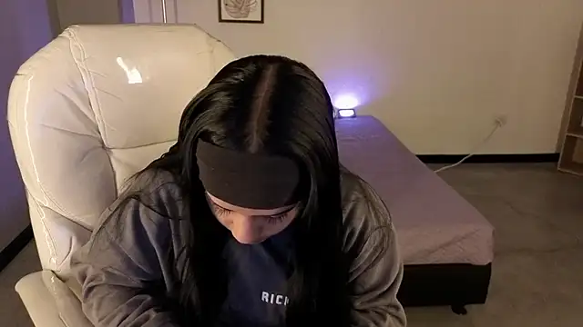 Nicole Foxx  online show from 7, 10, 2025