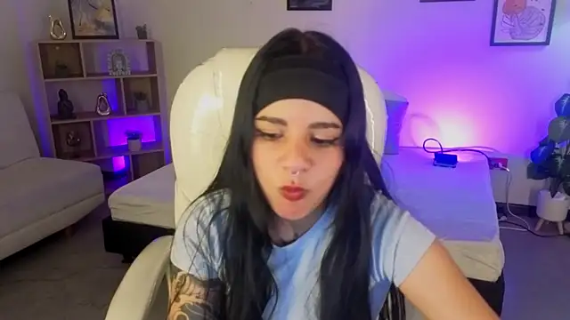 Nicole Foxx  online show from 20, 10, 2025