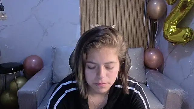 Snapshot of Kitten_Cam chatting on 17, 7, 2026 Kitten Cam online show from 17, 7, 2026