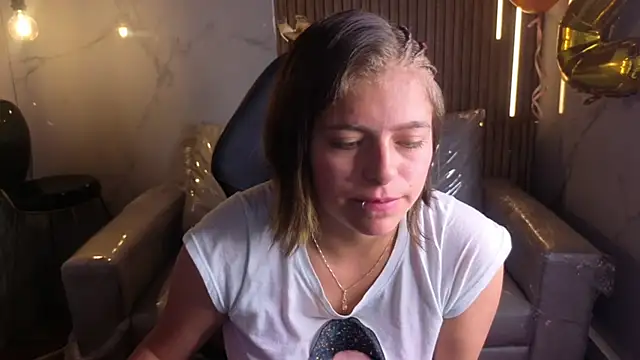 Snapshot of Kitten_Cam chatting on 5, 7, 2026 Kitten Cam online show from 5, 7, 2026