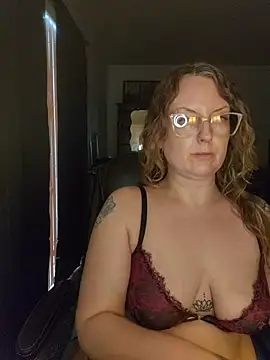 Snapshot of TattedMamaXOXO chatting on 7, 4, 2026 TattedMamaXOXO online show from 7, 4, 2026