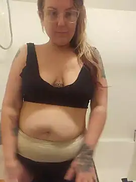 TattedMamaXOXO online show from 1, 2, 2025