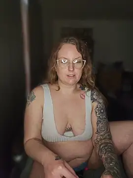Snapshot of TattedMamaXOXO chatting on 1, 4, 2026 TattedMamaXOXO online show from 1, 4, 2026