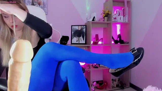 RayaCarr  online show from 12, 11, 2025