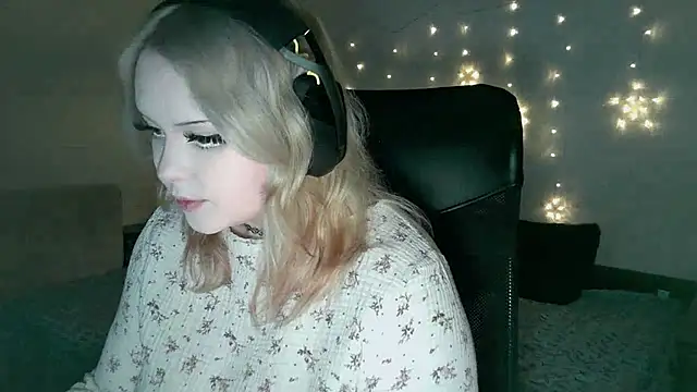 Snapshot of Electro_doll chatting on 13, 2, 2025 Electro doll online show from 13, 2, 2025