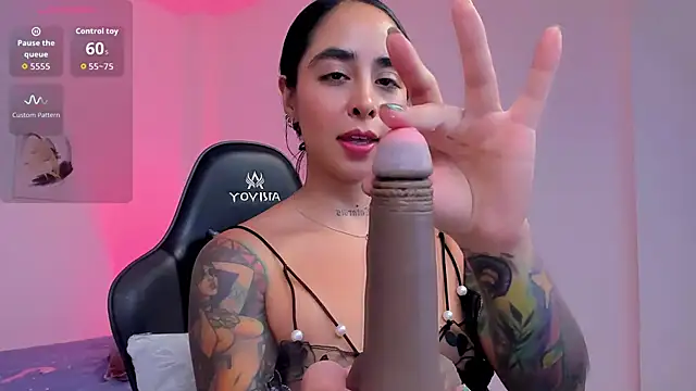 Snapshot of sophierooy22 chatting on 8, 11, 2025 sophierooy22 online show from 8, 11, 2025