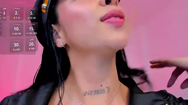 Snapshot of sophierooy22 chatting on 18, 11, 2025 sophierooy22 online show from 18, 11, 2025