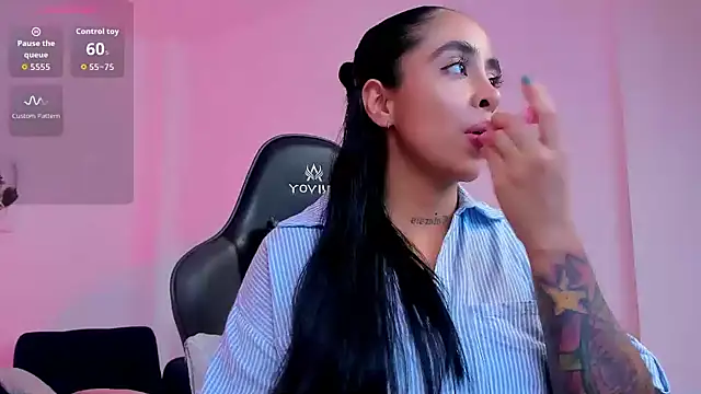 Snapshot of sophierooy22 chatting on 13, 11, 2025 sophierooy22 online show from 13, 11, 2025