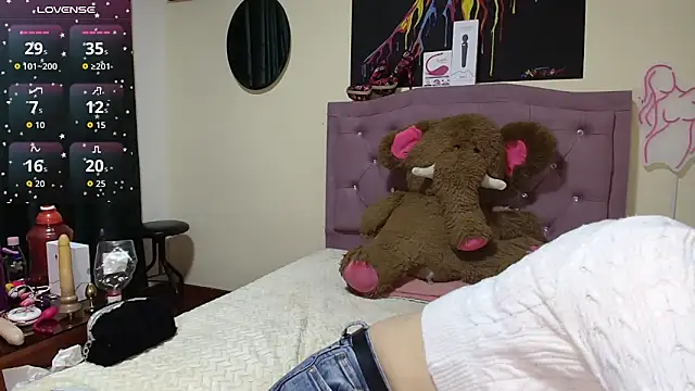 Emmie Hot online show from 17, 12, 2025