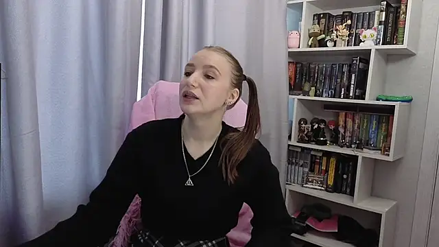 Snapshot of LillyFan-X chatting on 15, 9, 2025 LillyFan-X online show from 15, 9, 2025