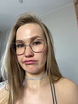 Snapshot of DianaShermy chatting on 11, 3, 2025 DianaShermy online show from 11, 3, 2025