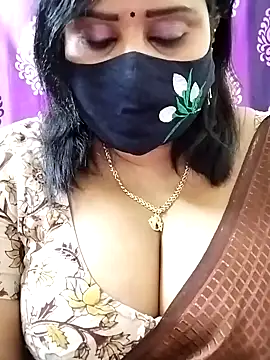 Snapshot of Queenflowerr chatting on 28, 10, 2025 Queenflowerr online show from 28, 10, 2025