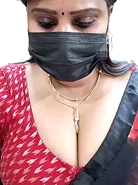 Snapshot of Queenflowerr chatting on 4, 3, 2025 Queenflowerr online show from 4, 3, 2025