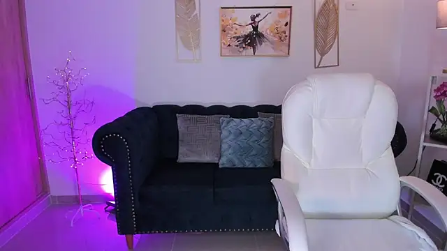 Layla Breezee online show from 3, 2, 2026