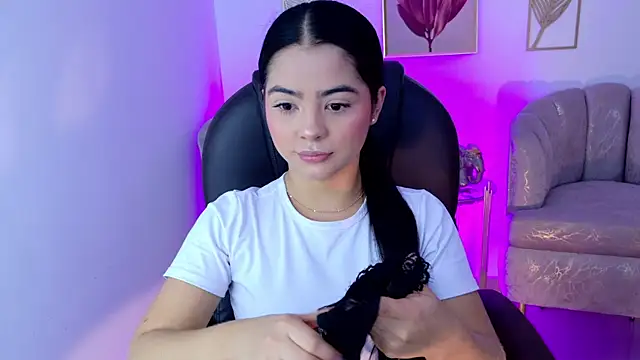 Layla Breezee online show from 26, 4, 2026