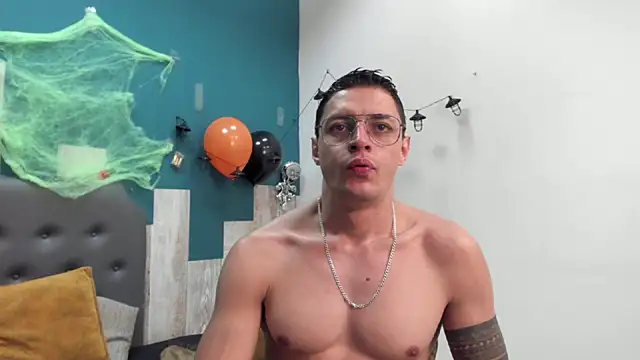 Snapshot of Frank_Millers chatting on 4, 11, 2025 Frank Millers online show from 4, 11, 2025