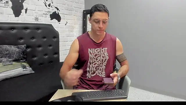 Snapshot of Frank_Millers chatting on 11, 11, 2025 Frank Millers online show from 11, 11, 2025