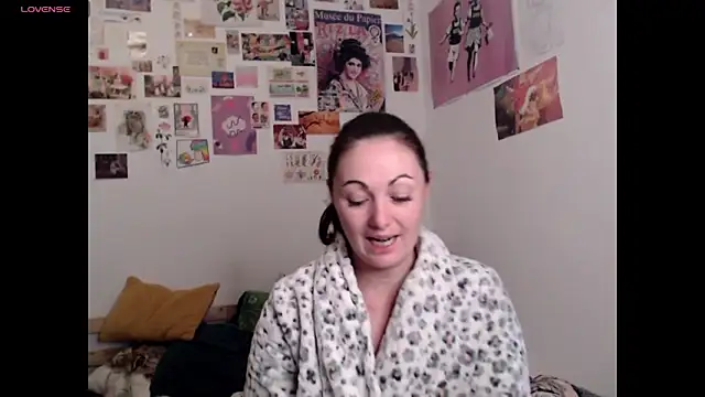 AdorahB3ll3 online show from 2, 12, 2025