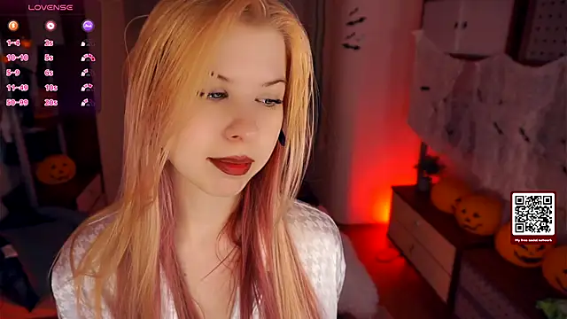 Snapshot of LynetHakes chatting on 24, 10, 2025 LynetHakes online show from 24, 10, 2025