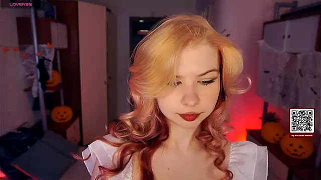 Snapshot of LynetHakes chatting on 15, 10, 2025 LynetHakes online show from 15, 10, 2025