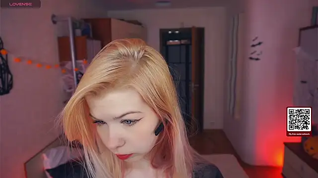 Snapshot of LynetHakes chatting on 30, 10, 2025 LynetHakes online show from 30, 10, 2025