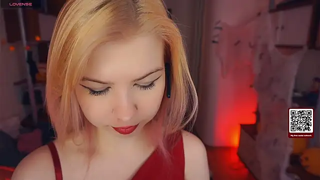 Snapshot of LynetHakes chatting on 4, 11, 2025 LynetHakes online show from 4, 11, 2025