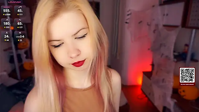 Snapshot of LynetHakes chatting on 3, 11, 2025 LynetHakes online show from 3, 11, 2025