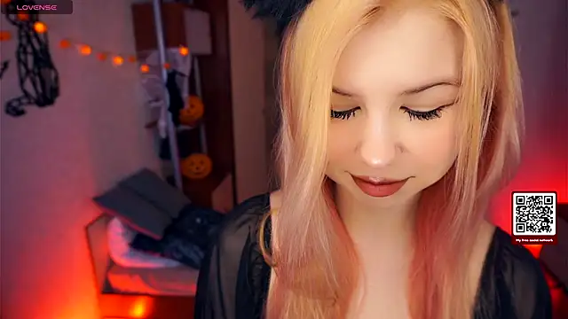 Snapshot of LynetHakes chatting on 13, 10, 2025 LynetHakes online show from 13, 10, 2025