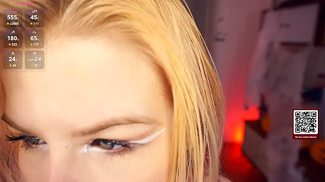 Snapshot of LynetHakes chatting on 5, 11, 2025 LynetHakes online show from 5, 11, 2025