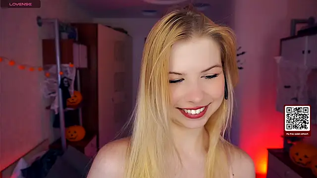 Snapshot of LynetHakes chatting on 9, 10, 2025 LynetHakes online show from 9, 10, 2025