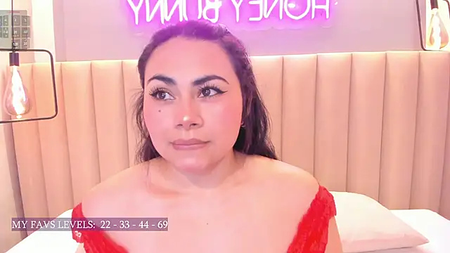 Naomymonroe  online show from 17, 10, 2025