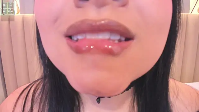 Naomymonroe  online show from 20, 11, 2025