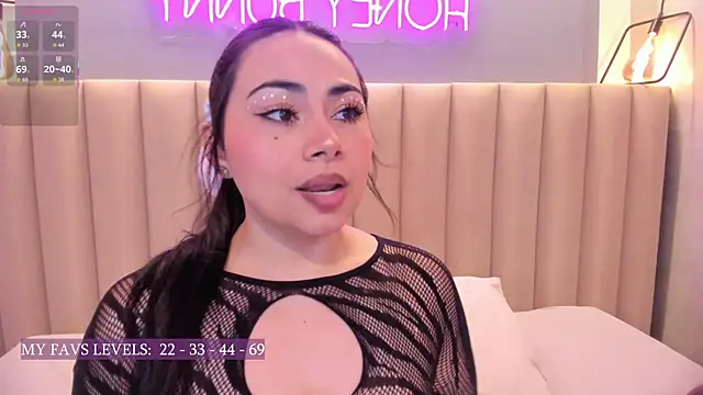 Naomymonroe  online show from 17, 11, 2025