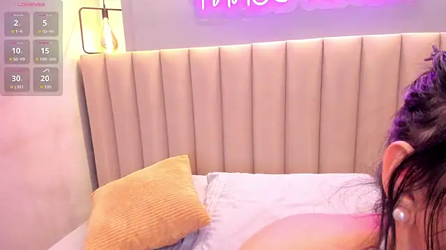 Naomymonroe  online show from 12, 4, 2026