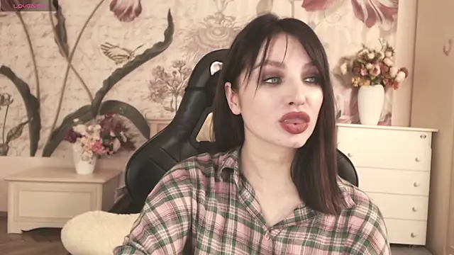 BritneyBarker online show from 6, 11, 2025