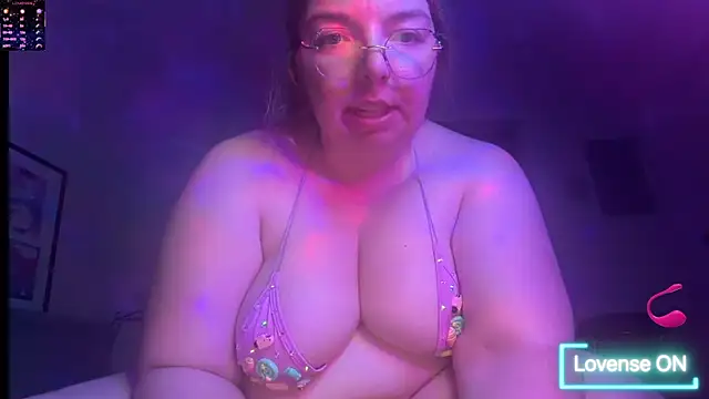 Snapshot of curvycate127 chatting on 4, 8, 2026 curvycate127 online show from 4, 8, 2026