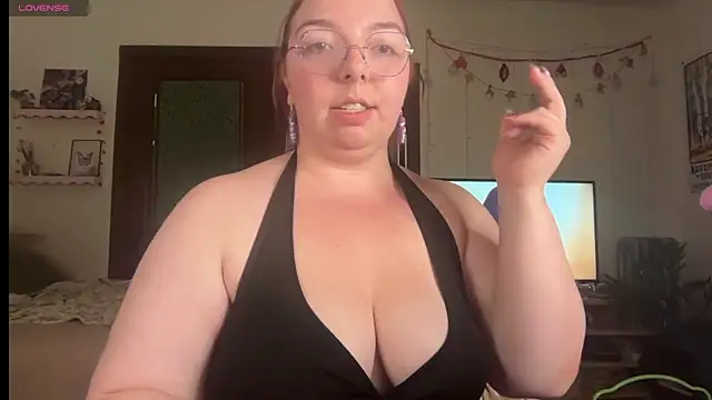 Snapshot of curvycate127 chatting on 9, 6, 2026 curvycate127 online show from 9, 6, 2026