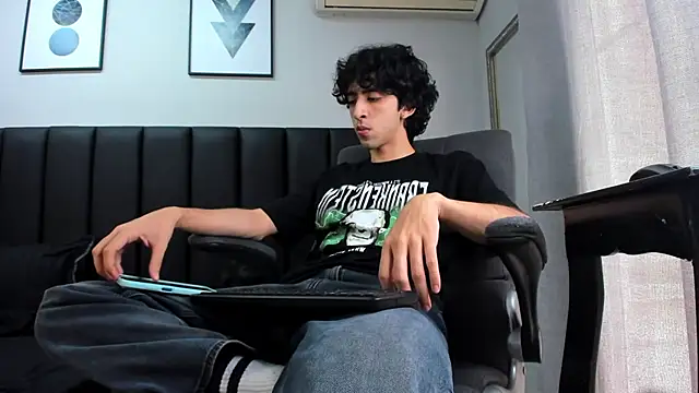 Alezzandro  online show from 5, 3, 2025
