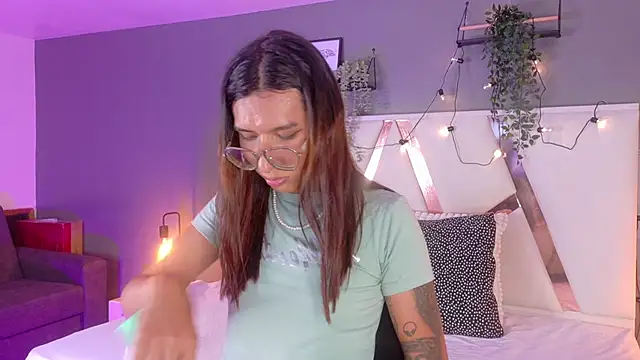 LauraaGomezz   online show from 1, 10, 2025