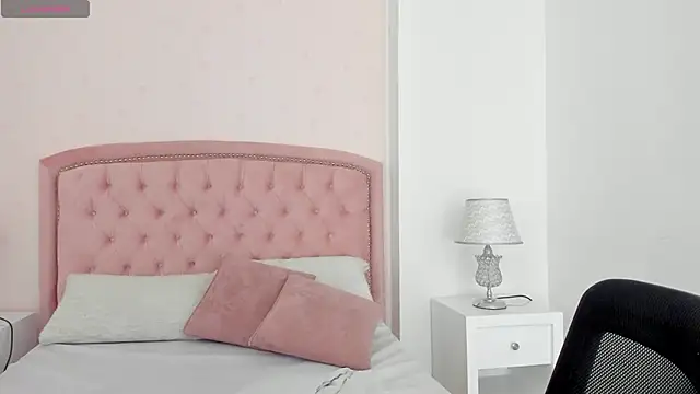 Snapshot of Kendall__Fox chatting on 27, 11, 2025 Kendall Fox online show from 27, 11, 2025