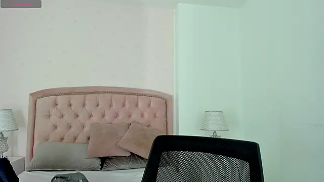 Snapshot of Kendall__Fox chatting on 17, 10, 2025 Kendall Fox online show from 17, 10, 2025