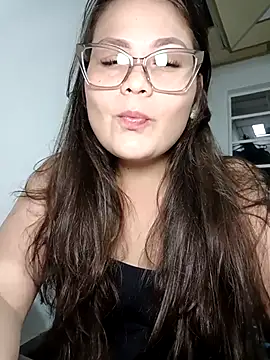 Snapshot of Vale_Saenzz chatting on 8, 9, 2025 Vale Saenzz online show from 8, 9, 2025