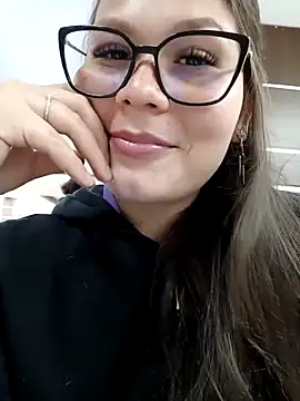 Snapshot of Vale_Saenzz chatting on 8, 3, 2025 Vale Saenzz online show from 8, 3, 2025