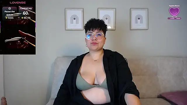 Snapshot of curly_cam_queen69 chatting on 1, 10, 2025 curly cam queen69 online show from 1, 10, 2025
