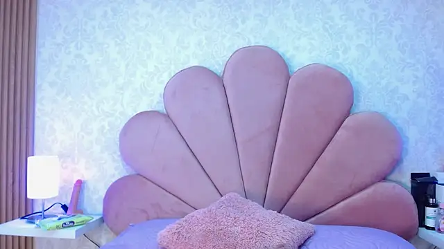 ElhaThomson online show from 10, 11, 2025