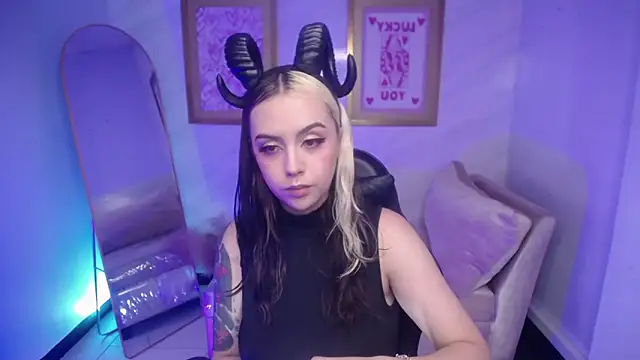 Snapshot of Hela_v chatting on 31, 10, 2025 Hela v online show from 31, 10, 2025