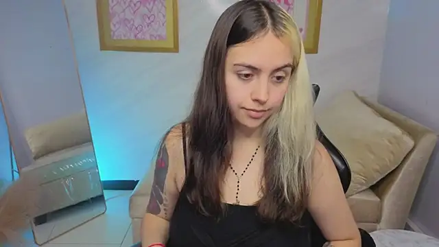 Snapshot of Hela_v chatting on 27, 11, 2025 Hela v online show from 27, 11, 2025