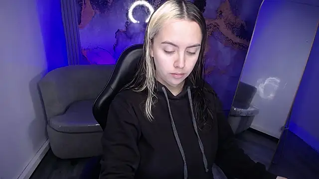 Snapshot of Hela_v chatting on 8, 11, 2025 Hela v online show from 8, 11, 2025