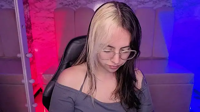 Snapshot of Hela_v chatting on 13, 10, 2025 Hela v online show from 13, 10, 2025