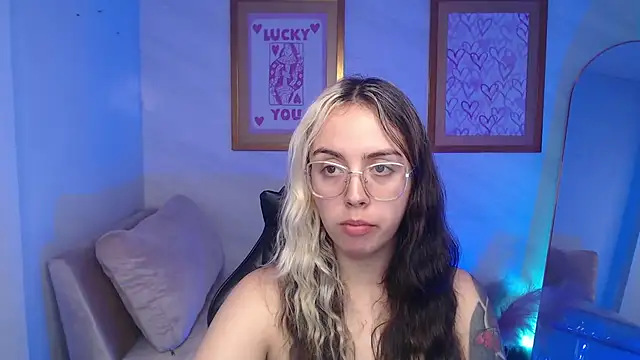 Snapshot of Hela_v chatting on 24, 11, 2025 Hela v online show from 24, 11, 2025